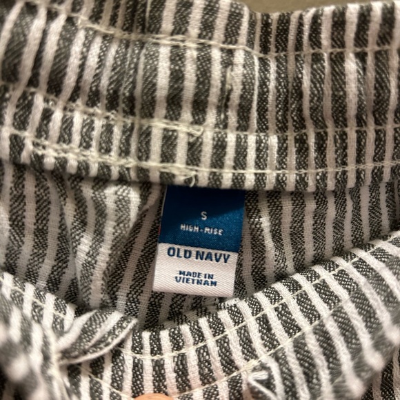 Old Navy Grey striped linen shorts - Picture 3 of 4